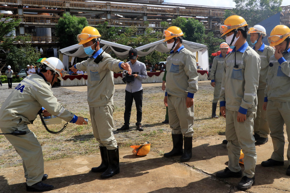 Đơn vị kỹ thuật công ty Nhôm Lâm Đồng kiểm tra phóng xạ bước đầu. (Ảnh: Quốc Hùng-Ngọc Dũng/TTXVN)