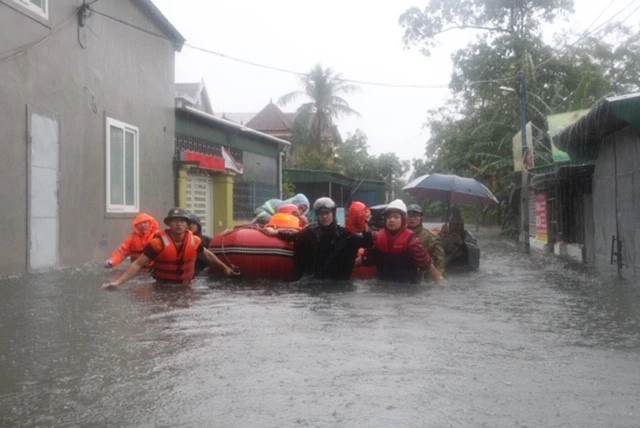 Lực lượng chức năng sơ tán 200 hộ dân phường Bến Thủy, thành phố Vinh) đến nơi an toàn. (Ảnh: Bích Huệ/TTXVN)