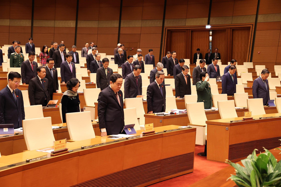 Các đại biểu Quốc hội dành một phút mặc niệm Thiếu tướng Nguyễn Văn Man, Phó Tư lệnh Quân khu 4, đại biểu Quốc hội khóa XIV đã hy sinh trong khi làm nhiệm vụ cứu hộ đồng bào miền Trung bị lũ lụt. (Ảnh: Trọng Đức/TTXVN)