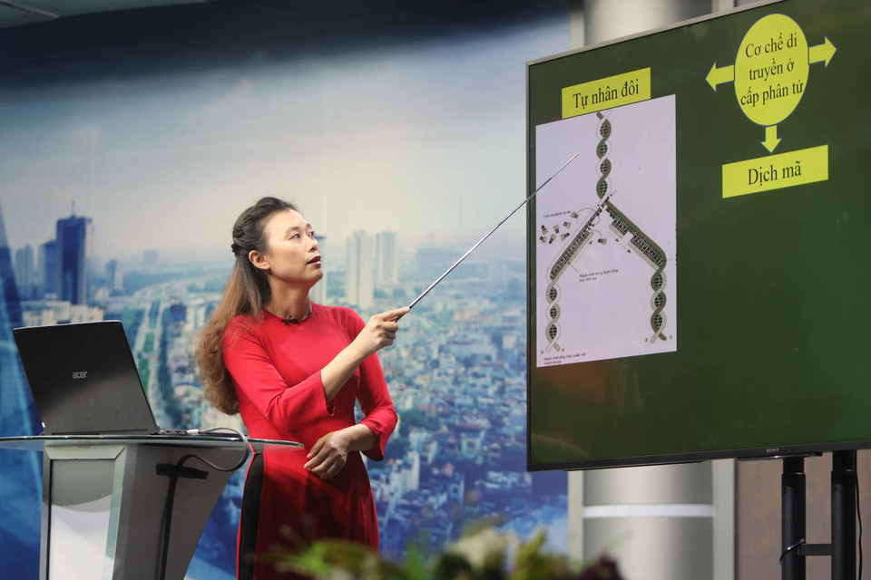 Các bài giảng trên truyền hình là các bài tiếp nối trong chương trình lớp 9 và lớp 12 năm học 2019 - 2020 do các giáo viên giàu kinh nghiệm và có chuyên môn cao giảng dạy, góp phần củng cố kiến thức, kỹ năng cho học sinh trước các kỳ thi tuyển sinh và tốt nghiệp Trung học phổ thông quốc gia năm học 2019-2020. (Ảnh: Thanh Tùng/TTXVN)