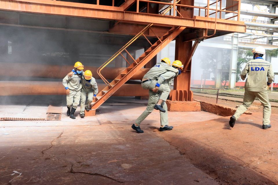 Diễn tập các tình huống cứu hộ cứu nạn. (Ảnh: Quốc Hùng-Ngọc Dũng/TTXVN)