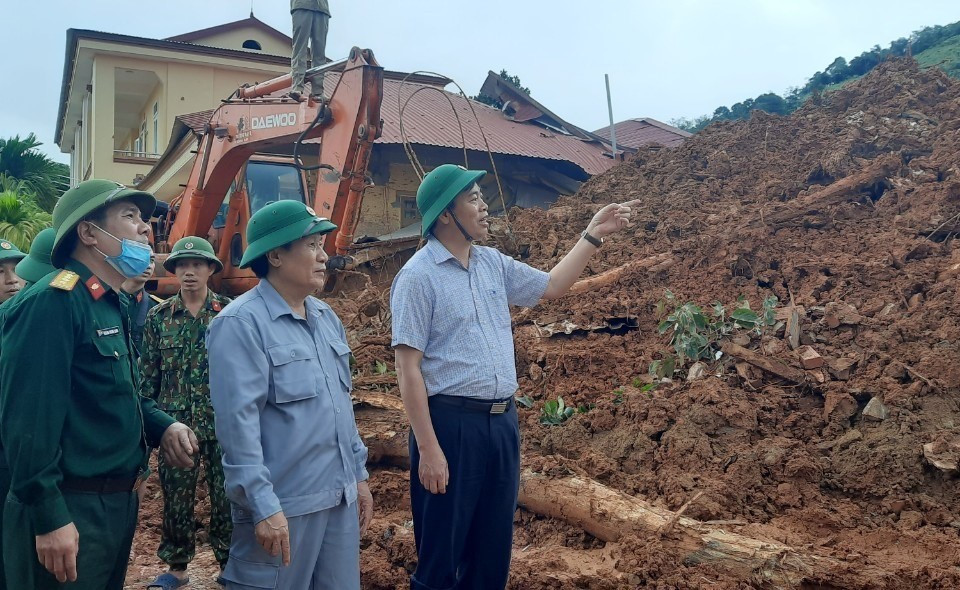 Lãnh tỉnh Quảng Trị và lãnh đạo Quân khu 4 trực tiếp chỉ đạo công tác cứu hộ tìm kiếm. (Ảnh: TTXVN/phát)