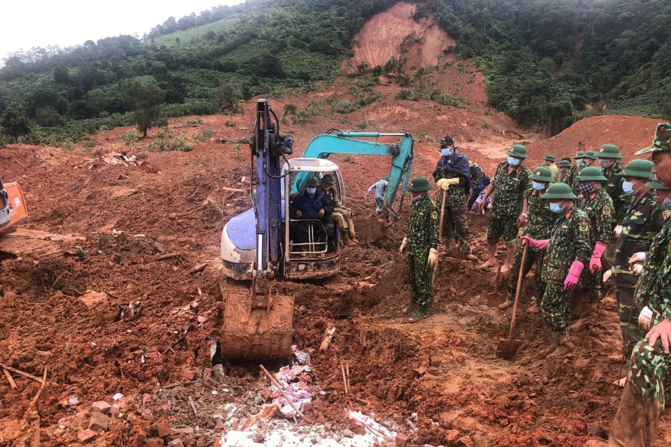Lực lượng cứu hộ đã tìm thấy toàn bộ 22 thi thể cán bộ, chiến sỹ bị vùi lấp. (Ảnh: TTXVN/phát)