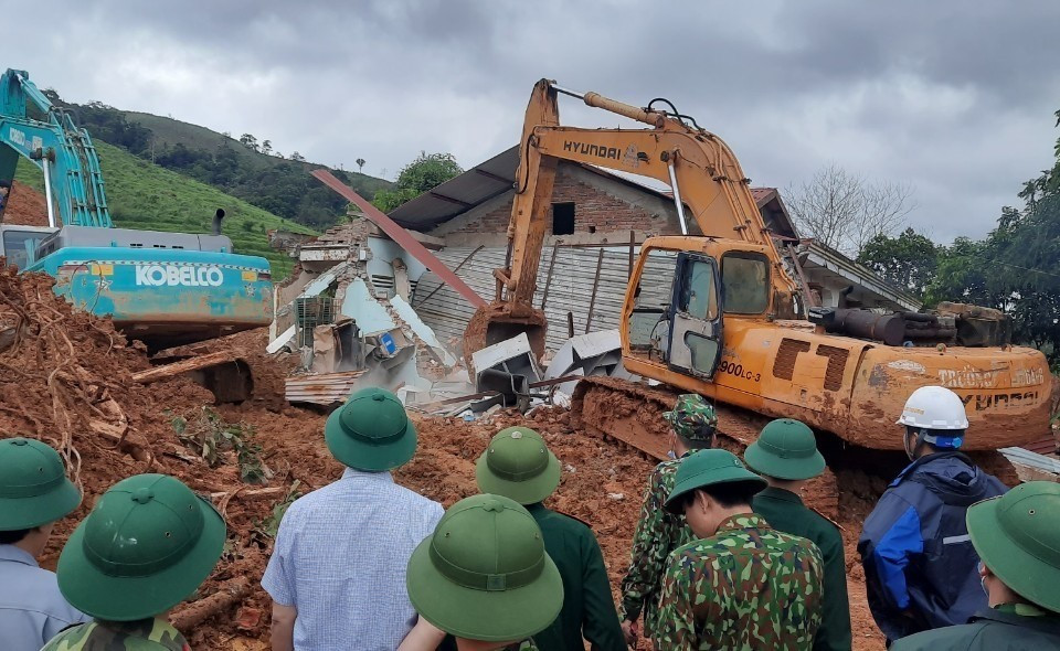 Lực lượng cứu hộ đã tìm thấy toàn bộ 22 thi thể cán bộ, chiến sỹ bị vùi lấp. (Ảnh: TTXVN/phát)