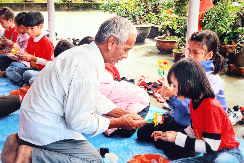 Học sinh tham gia trải nghiệm các công đoạn làm hoa. (Ảnh: Tường Vi/TTXVN)