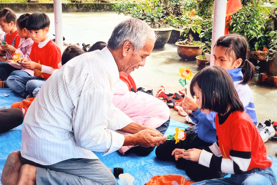 Học sinh tham gia trải nghiệm các công đoạn làm hoa. (Ảnh: Tường Vi/TTXVN)