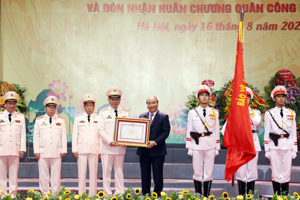 Thủ tướng Nguyễn Xuân Phúc trao tặng Huân chương Quân công hạng Nhất cho Bộ Công an. (Ảnh: Thống Nhất/TTXVN)