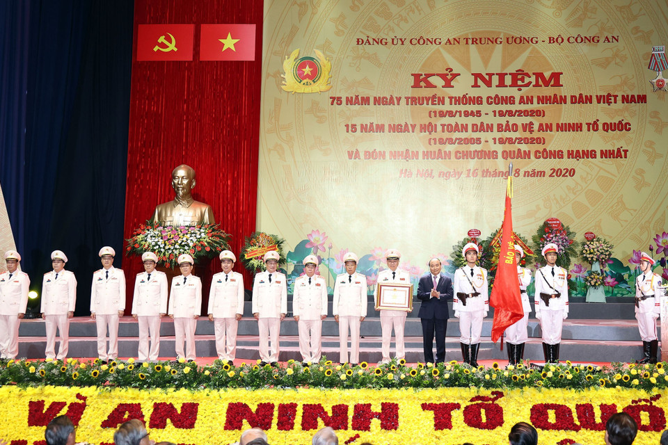 Thủ tướng Nguyễn Xuân Phúc trao tặng Huân chương Quân công hạng Nhất cho Bộ Công an. (Ảnh: Thống Nhất/TTXVN)