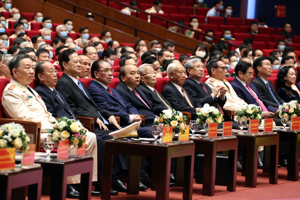 Thủ tướng Nguyễn Xuân Phúc và các lãnh đạo, nguyên lãnh đạo Đảng, Nhà nước tham dự buổi lễ. (Ảnh: Thống Nhất/TTXVN)