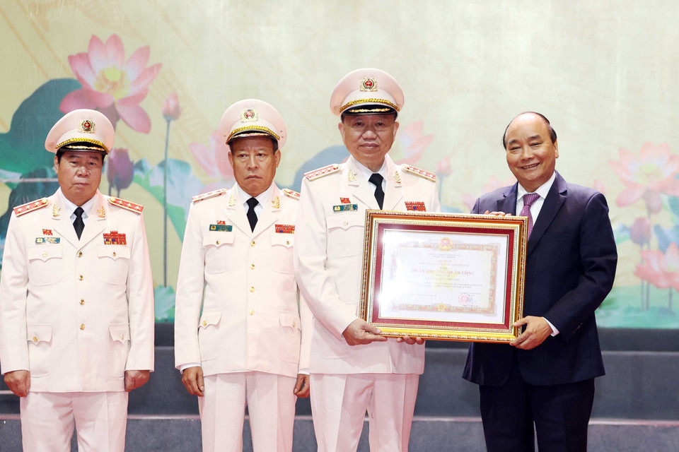 Thủ tướng Nguyễn Xuân Phúc trao tặng Huân chương Quân công hạng Nhất cho Bộ Công an. (Ảnh: Thống Nhất/TTXVN)