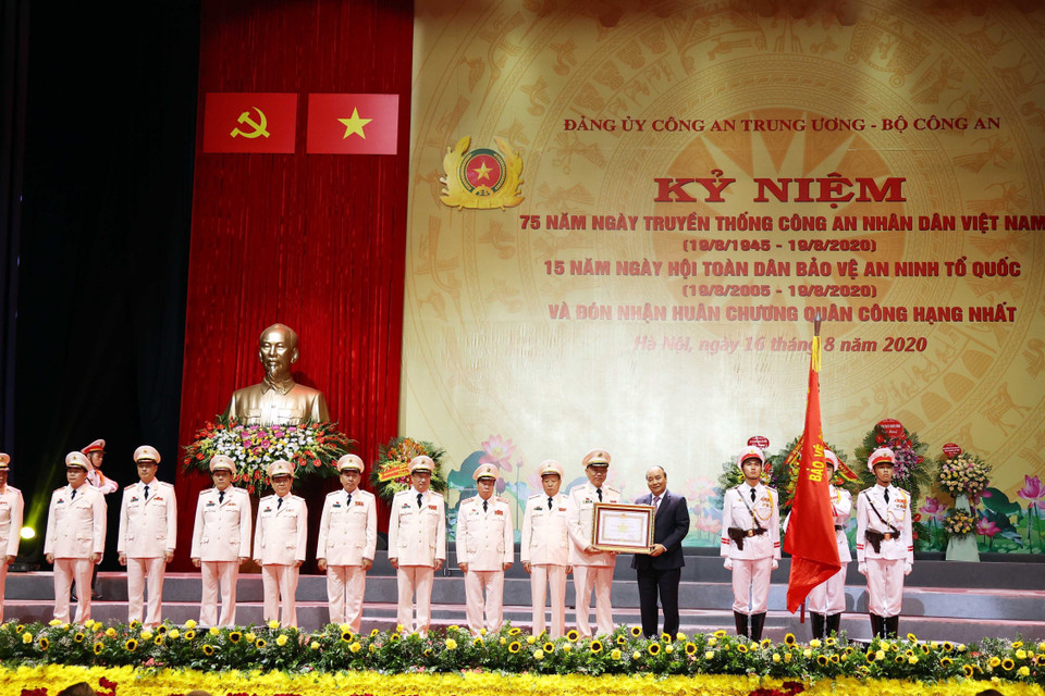 Thủ tướng Nguyễn Xuân Phúc trao tặng Huân chương Quân công hạng Nhất cho Bộ Công an. (Ảnh: Thống Nhất/TTXVN)