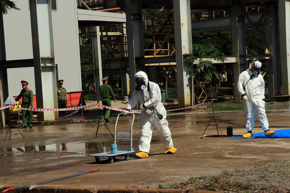 Diễn tập tình huống thu hồi và xử lý nguồn phóng xạ. (Ảnh: Quốc Hùng-Ngọc Dũng/TTXVN)