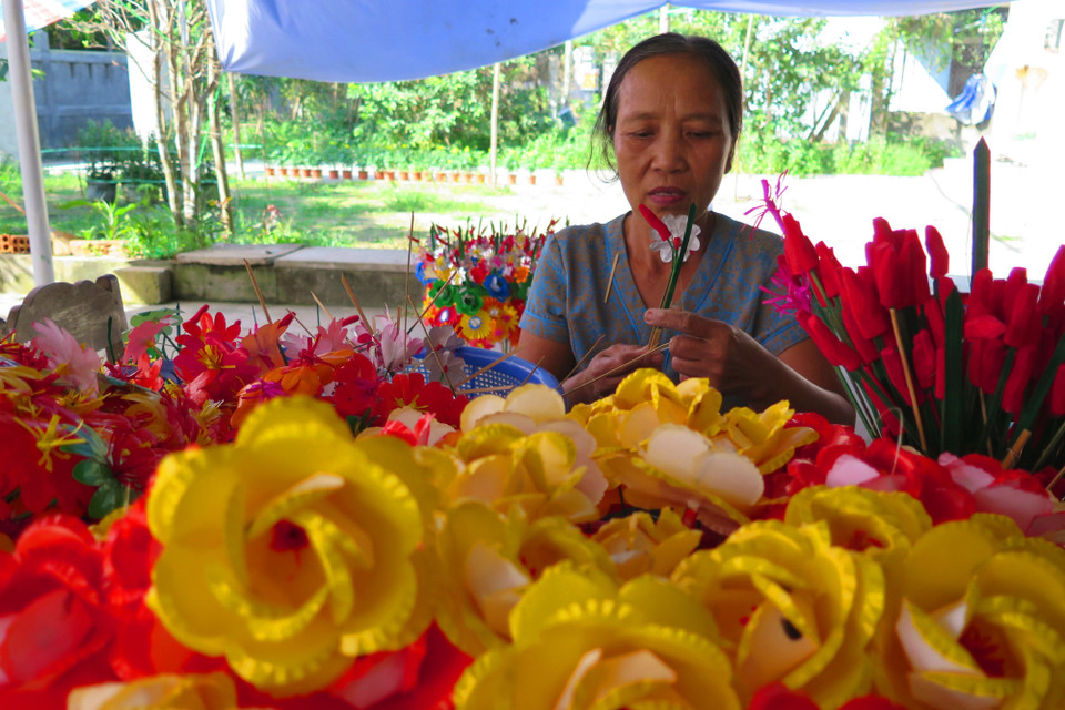 Cứ đến gần Tết là nhà nhà trong làng lại tập trung làm hoa. (Ảnh: Tường Vi/TTXVN)