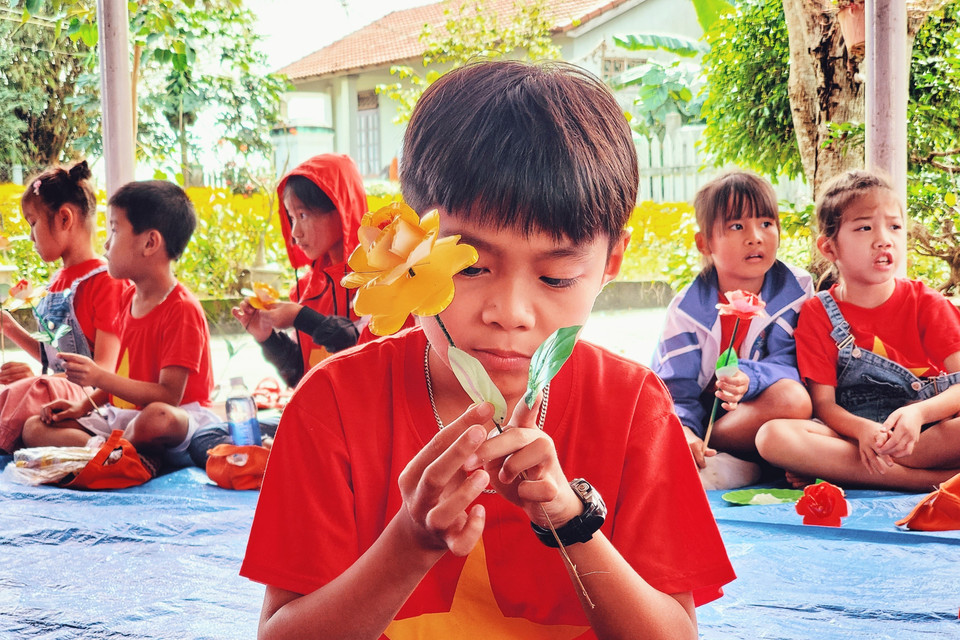 Học sinh tham gia trải nghiệm các công đoạn làm hoa. (Ảnh: Tường Vi/TTXVN)