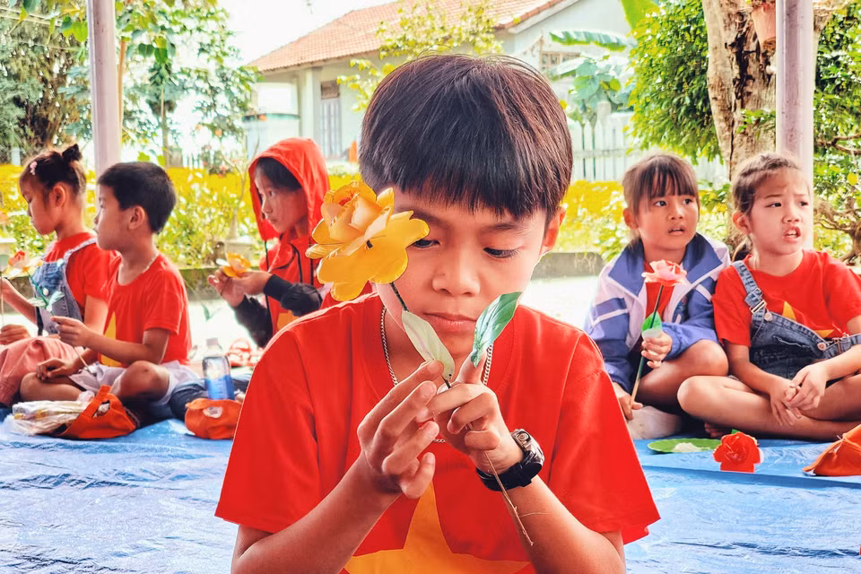 Học sinh tham gia trải nghiệm các công đoạn làm hoa. (Ảnh: Tường Vi/TTXVN)