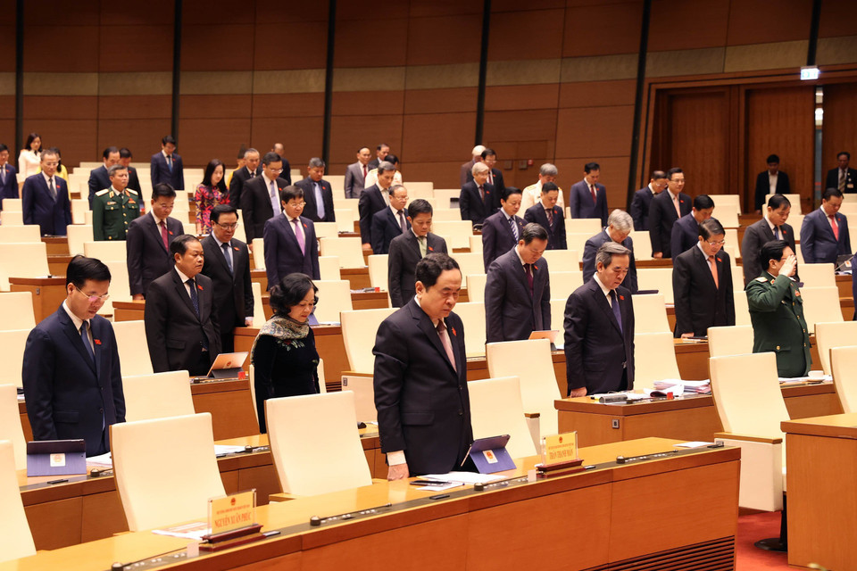 Các đại biểu Quốc hội dành một phút mặc niệm Thiếu tướng Nguyễn Văn Man, Phó Tư lệnh Quân khu 4, đại biểu Quốc hội khóa XIV đã hy sinh trong khi làm nhiệm vụ cứu hộ đồng bào miền Trung bị lũ lụt. (Ảnh: Trọng Đức/TTXVN)