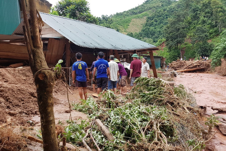 Người dân, chính quyền địa phương, bộ đội Đồn biên phòng Nậm Nhừ đang khẩn trương khắc phục hậu quả nhằm giúp người dân bị thiệt hại sớm ổn định cuộc sống. (Ảnh: Xuân Tiến/TTXVN) 