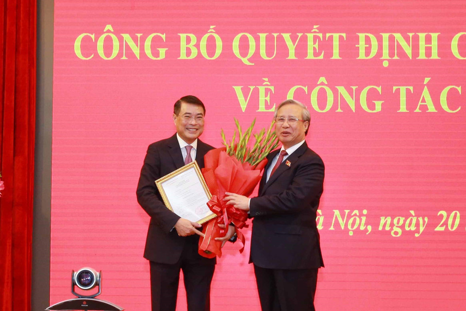 Ông Trần Quốc Vượng, Ủy viên Bộ Chính trị, Thường trực Ban Bí thư trao Quyết định của Bộ Chính trị về công tác cán bộ cho ông Lê Minh Hưng. (Ảnh: Phương Hoa/TTXVN)