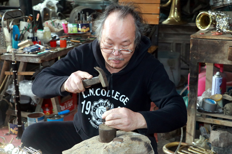 Mọi chi tiết đều được người thợ làm thủ công. (Ảnh: Nguyễn Lành/TTXVN)