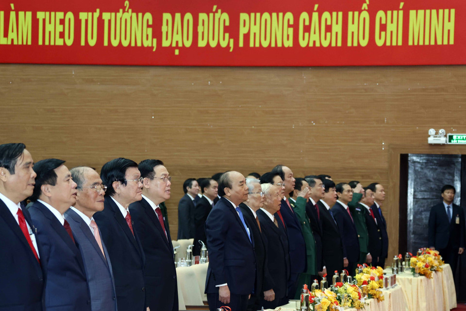 Các đại biểu thực hiện nghi thức chào cờ. (Ảnh: Thống Nhất/TTXVN)