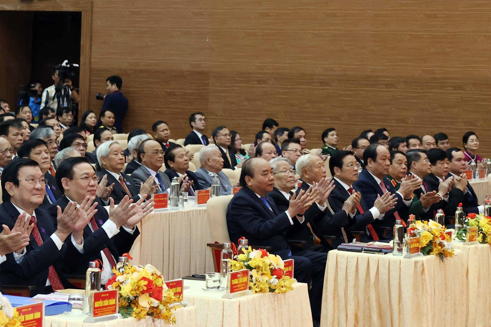 Ủy viên Bộ Chính trị, Thủ tướng Nguyễn Xuân Phúc và các đại biểu tại phiên khai mạc Đại hội đại biểu Đảng bộ tỉnh Nghệ An lần thứ XIX. (Ảnh: Thống Nhất/TTXVN)