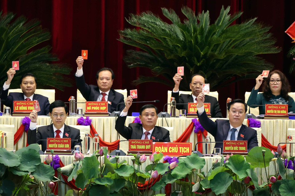 Các đại biểu biểu quyết thông qua Báo cáo thẩm tra tư cách đại biểu. (Ảnh: Thống Nhất/TTXVN)