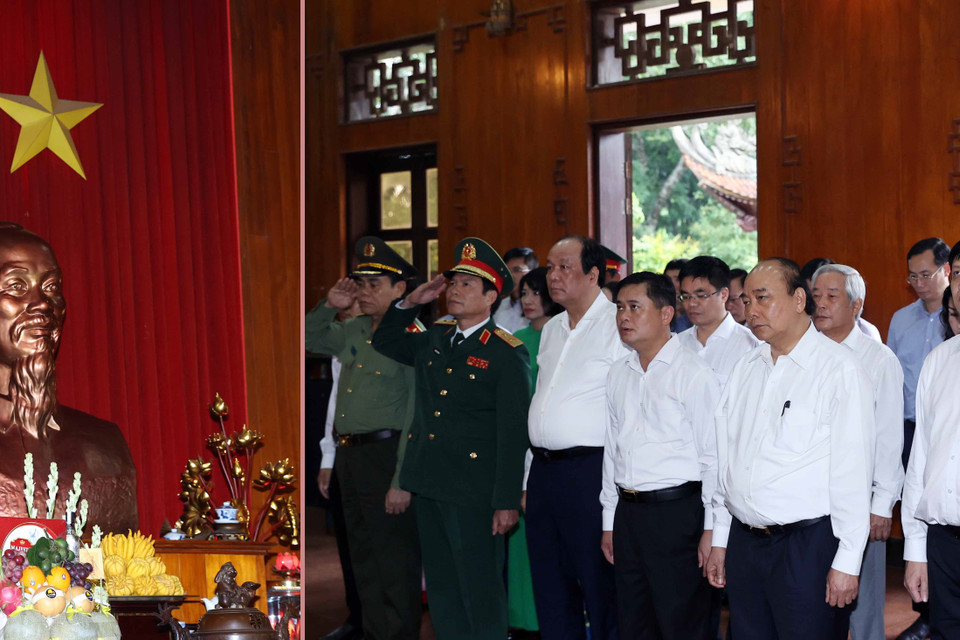 Thủ tướng Nguyễn Xuân Phúc đến dâng hương, hoa tưởng niệm Chủ tịch Hồ Chí Minh tại Đền Chung Sơn-Đền thờ Gia tiên Chủ tịch Hồ Chí Minh, huyện Nam Đàn (Nghệ An). (Ảnh: Thống Nhất/TTXVN)