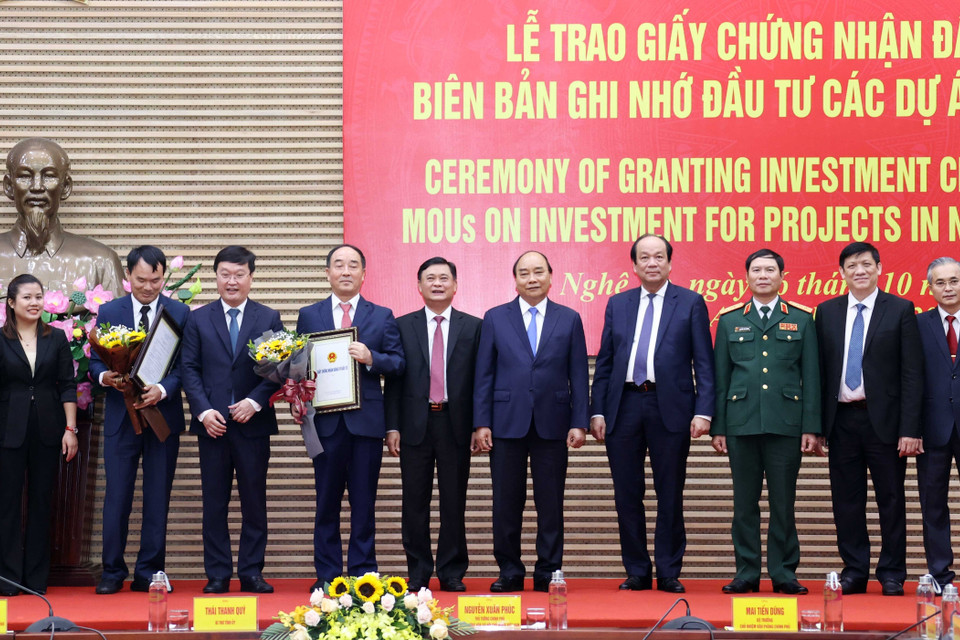 Thủ tướng Nguyễn Xuân Phúc chứng kiến lễ trao Giấy chứng nhận đầu tư và Biên bản ghi nhớ đầu tư các dự án tại Nghệ An. (Ảnh: Thống Nhất/TTXVN)
