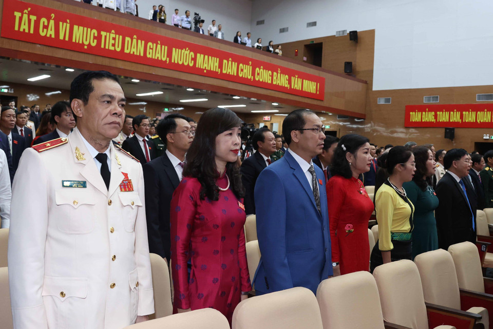 Các đại biểu thực hiện nghi thức chào cờ. (Ảnh: Thống Nhất/TTXVN)