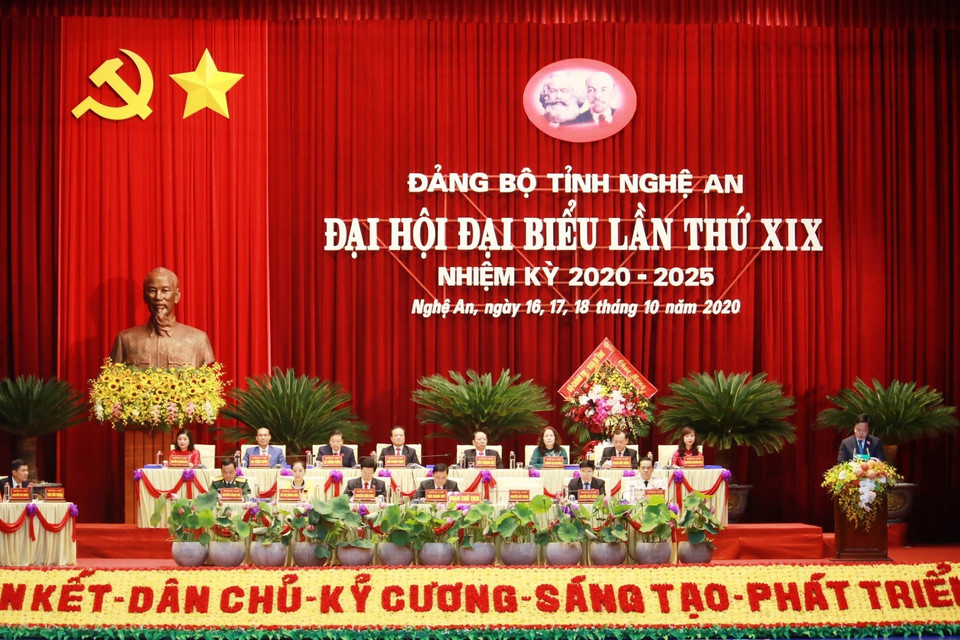 Đoàn Chủ tịch Đại hội Đảng bộ tỉnh Nghệ An lần thứ XIX, nhiệm kỳ 2020-2025. (Ảnh: Nguyễn Oanh/TTXVN)