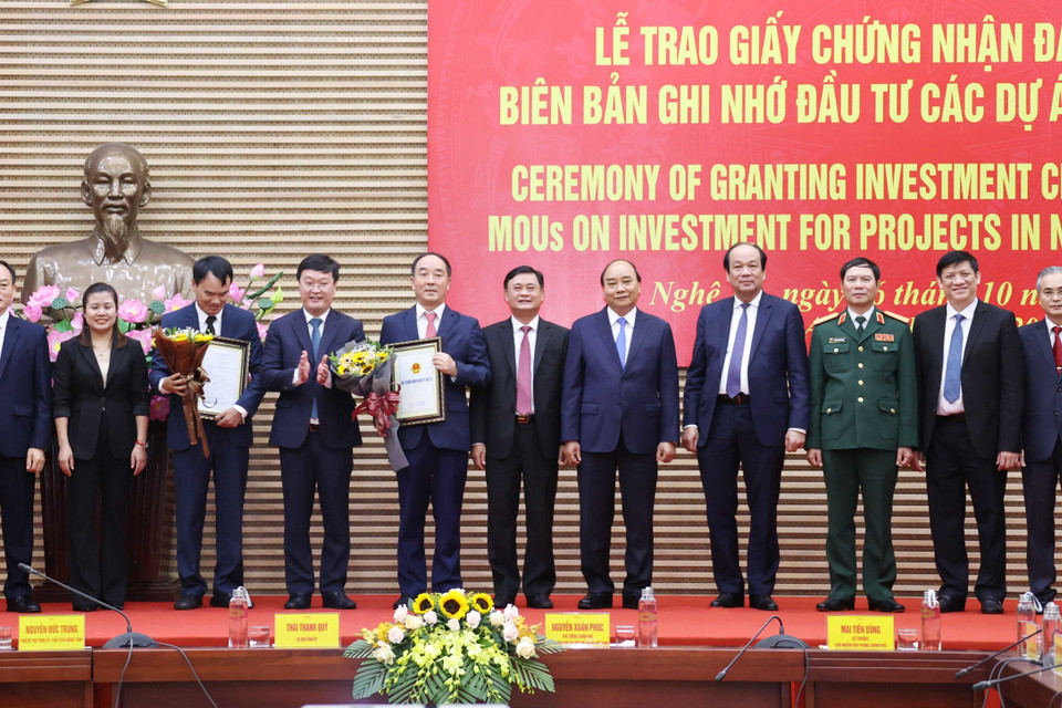 Thủ tướng Nguyễn Xuân Phúc chứng kiến lễ trao Giấy chứng nhận đầu tư và Biên bản ghi nhớ đầu tư các dự án tại Nghệ An. (Ảnh: Thống Nhất/TTXVN)