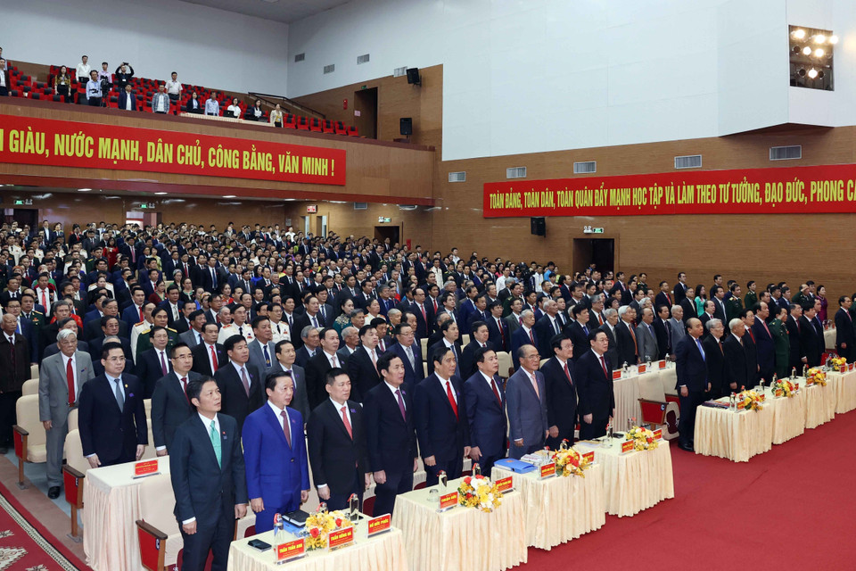 Thủ tướng Nguyễn Xuân Phúc với các đại biểu thực hiện nghi thức chào cờ. (Ảnh: Thống Nhất/TTXVN)