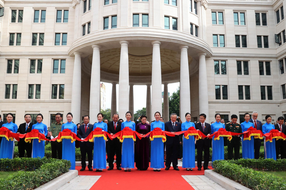 Chủ tịch Quốc hội Nguyễn Thị Kim Ngân và các đại biểu cắt băng khánh thành Trụ sở Tòa án nhân dân tối cao. (Ảnh: Trọng Đức/TTXVN)