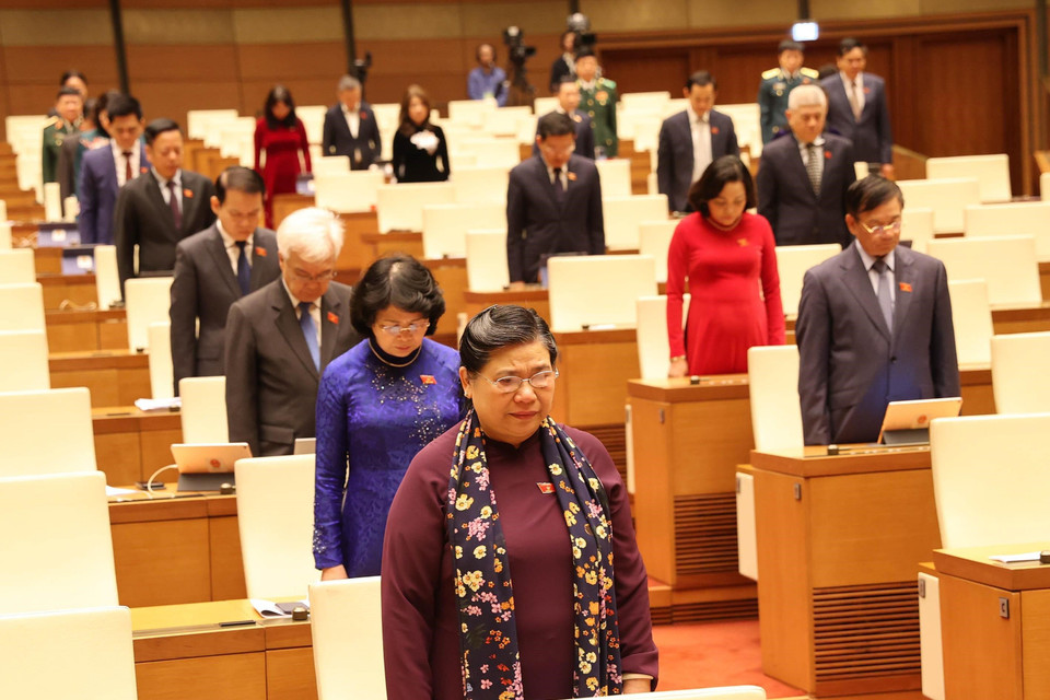 Các đại biểu Quốc hội dành một phút mặc niệm Thiếu tướng Nguyễn Văn Man, Phó Tư lệnh Quân khu 4, đại biểu Quốc hội khóa XIV đã hy sinh trong khi làm nhiệm vụ cứu hộ đồng bào miền Trung bị lũ lụt. (Ảnh: Trọng Đức/TTXVN)h