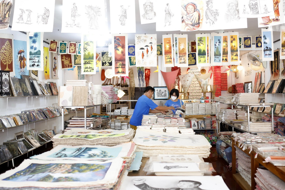 Sản phẩm từ giấy Saa của cơ sở sản xuất của nghệ nhân Nalongkone Khounphachansi tại bản Xienglek, tỉnh Luang Prabang của Lào. (Ảnh: Phạm Kiên/TTXVN)