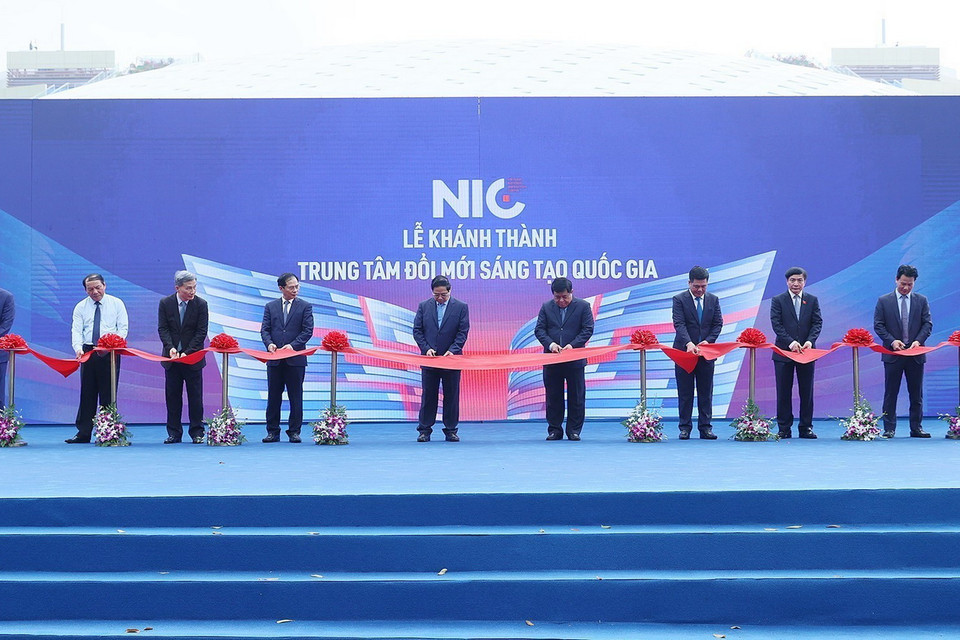 Thủ tướng Phạm Minh Chính và các đại biểu cắt băng khánh thành cơ sở hoạt động mới của Trung tâm Đổi mới Sáng tạo Quốc gia (NIC) tại Khu Công nghệ Cao Hòa Lạc. (Ảnh: Dương Giang/TTXVN)