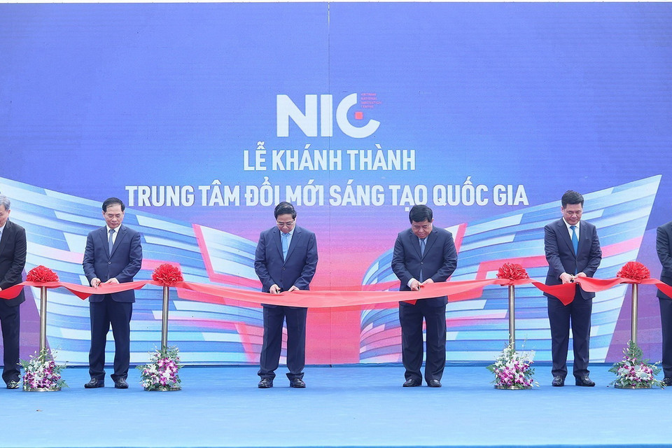 Thủ tướng Phạm Minh Chính và các đại biểu cắt băng khánh thành cơ sở hoạt động mới của Trung tâm Đổi mới Sáng tạo Quốc gia (NIC) tại Khu Công nghệ Cao Hòa Lạc. (Ảnh: Dương Giang/TTXVN)