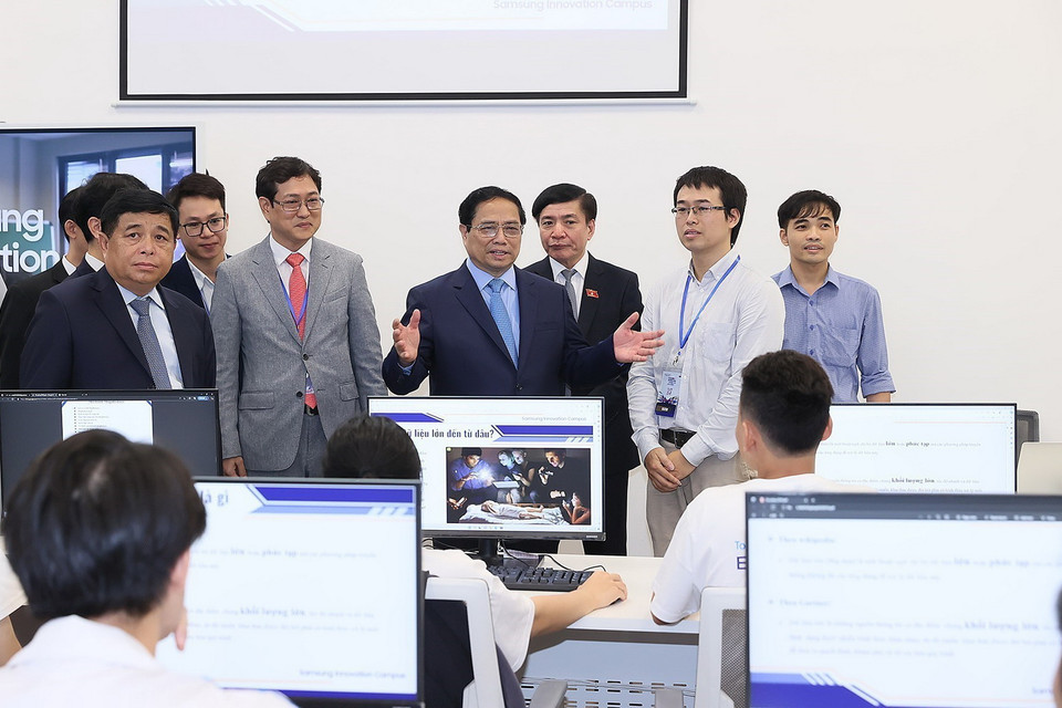 Thủ tướng Phạm Minh Chính thăm phòng Lab chuyên dụng dành cho chương trình Samsung Innovation Campus tại Trung tâm Đổi mới Sáng tạo Quốc gia-NIC. (Ảnh: Dương Giang-TTXVN)
