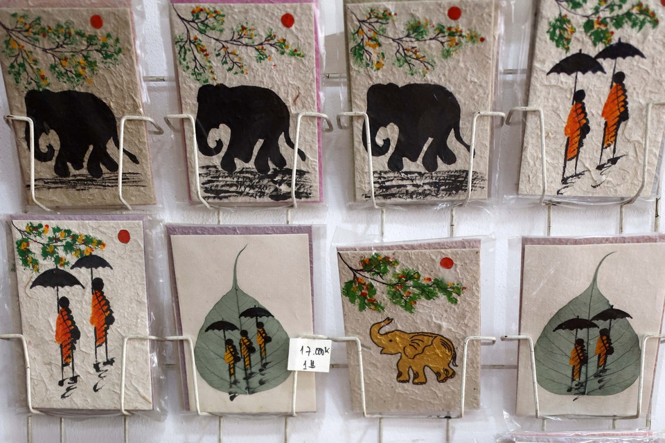 Sản phẩm bưu thiếp được làm từ giấy Saa. (Ảnh: Phạm Kiên/TTXVN)