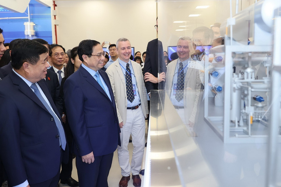 Thủ tướng Phạm Minh Chính tham quan Triển lãm Quốc tế Đổi mới Sáng tạo Việt Nam năm 2023-VIIE 2023. (Ảnh: Dương Giang/TTXVN)