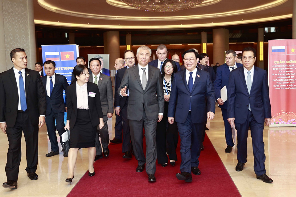 Chủ tịch Quốc hội Vương Đình Huệ và Chủ tịch Duma Quốc gia Quốc hội Liên bang Nga Vyacheslav Viktorovich Volodin. (Ảnh: Doãn Tấn/TTXVN)