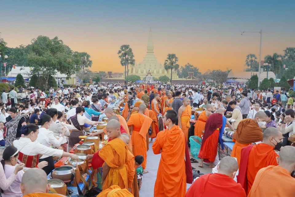 Đông đảo phật tử, người dân và khách du lịch tới tham dự nghi lễ Xaybat tại khuôn viên Boun Thatluang. (Ảnh: Đỗ Bá Thành/Vietnam+)