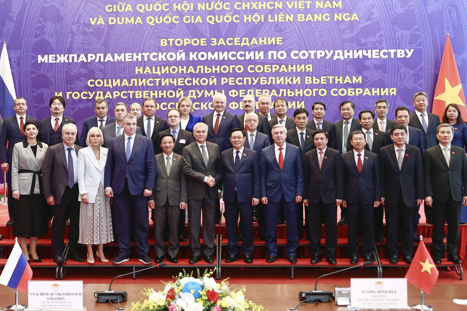 Chủ tịch Quốc hội Vương Đình Huệ và Chủ tịch Duma Quốc gia Quốc hội Liên bang Nga Vyacheslav Viktorovich Volodin chụp ảnh lưu niệm với đại biểu. (Ảnh: Doãn Tấn/TTXVN)
