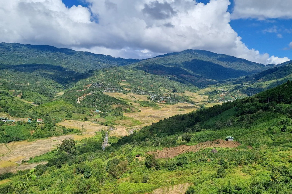Thung lũng Măng Ri được bao quanh bởi dãy núi Ngọc Linh hùng vĩ. (Ảnh: Dư Toán/TTXVN)