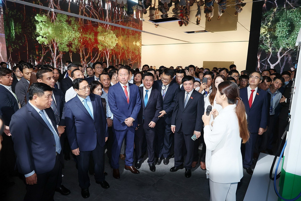 Thủ tướng Phạm Minh Chính tham quan Triển lãm Quốc tế Đổi mới Sáng tạo Việt Nam năm 2023-VIIE 2023. (Ảnh: Dương Giang/TTXVN)