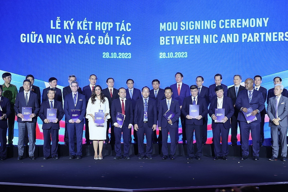 Thủ tướng Phạm Minh Chính chứng kiến trao biên bản ghi nhớ hợp tác đầu tư giữa NIC và các đối tác. (Ảnh: Dương Giang/TTXVN)