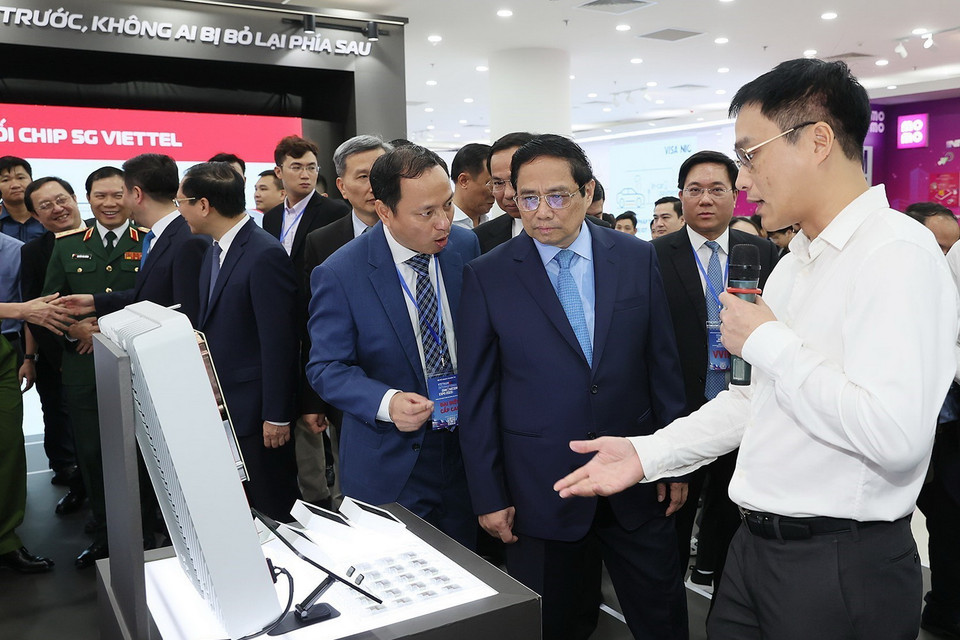 Thủ tướng tham quan Triển lãm Quốc tế Đổi mới Sáng tạo Việt Nam năm 2023-VIIE 2023. (Ảnh: Dương Giang/TTXVN)