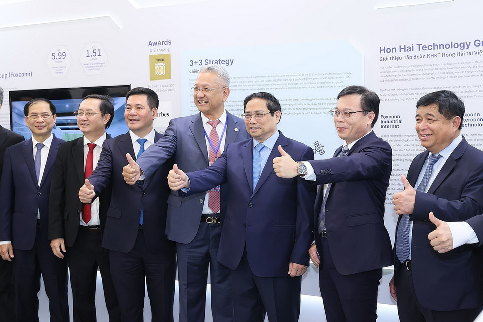 Thủ tướng và các đại biểu tại Triển lãm Quốc tế Đổi mới Sáng tạo Việt Nam năm 2023-VIIE 2023. (Ảnh: Dương Giang/TTXVN)