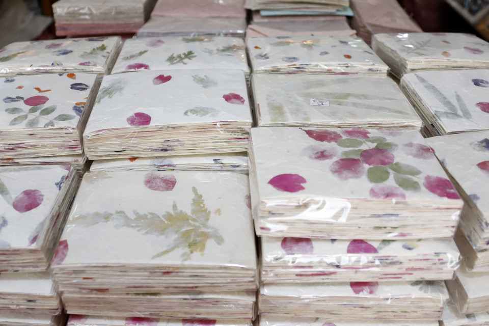 Sản phẩm phong bì được làm từ giấy Saa. (Ảnh: Phạm Kiên/TTXVN)