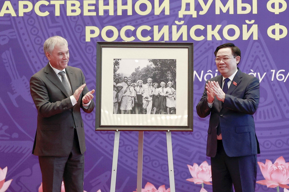 Chủ tịch Duma Quốc gia Quốc hội Liên bang Nga Vyacheslav Viktorovich Volodin trao bức ảnh Bác Hồ với thiếu nhi Liên bang Nga tặng Chủ tịch Quốc hội Vương Đình Huệ. (Ảnh: Doãn Tấn/TTXVN)